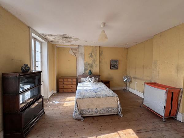 Maison de ville en pierre à Jarnac à rénover