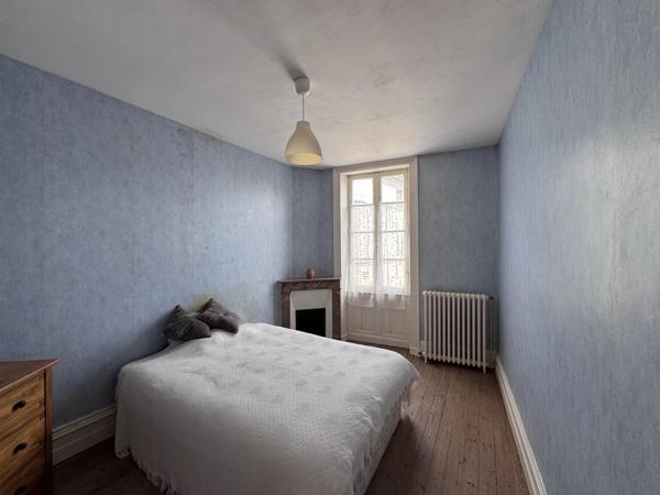 Maison de ville en pierre à Jarnac à rénover