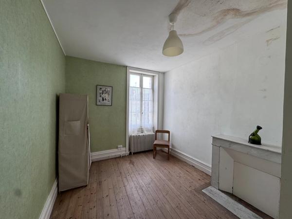 Maison de ville en pierre à Jarnac à rénover