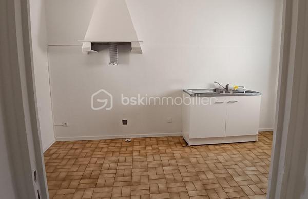 Découvrez ce charmant appartement de 89 m², idéalement situé à proximité immédiate de toutes commodités urbaines. 

Cet appartement se compose de 4 pièces principales, élégamment agencées, nichées au rez-de-chaussée d'une copropriété bien entretenue. Les espaces de vie s’articulent harmonieusement autour d'un séjour lumineux et convivial donnant sur une terrasse privative, parfait pour vos moments de détente. 
Avec ses trois chambres, cet appartement peut également convenir pour une colocation.
Deux espaces supplémentaires et indépendants vous permettront de stocker des affaires.
Vous trouverez également un box fermé pour garer votre voiture.

Les écoles se trouvent à 5mn à pieds.
La gare de Tournan-en-Brie est à 9mn à pieds.
Syndic bénévole.

Ce bien,  vous permet de vivre au cœur de la ville. Idéal pour une famille ou un couple cherchant un cadre de vie pratique et chaleureux. Ne tardez pas à visiter ce véritable bijou!

Suggestion d'aménagement intérieur par IA