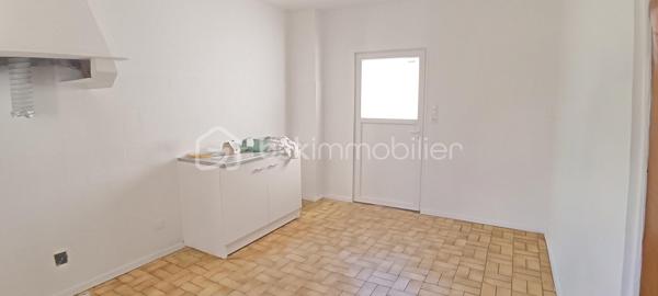Découvrez ce charmant appartement de 89 m², idéalement situé à proximité immédiate de toutes commodités urbaines. 

Cet appartement se compose de 4 pièces principales, élégamment agencées, nichées au rez-de-chaussée d'une copropriété bien entretenue. Les espaces de vie s’articulent harmonieusement autour d'un séjour lumineux et convivial donnant sur une terrasse privative, parfait pour vos moments de détente. 
Avec ses trois chambres, cet appartement peut également convenir pour une colocation.
Deux espaces supplémentaires et indépendants vous permettront de stocker des affaires.
Vous trouverez également un box fermé pour garer votre voiture.

Les écoles se trouvent à 5mn à pieds.
La gare de Tournan-en-Brie est à 9mn à pieds.
Syndic bénévole.

Ce bien,  vous permet de vivre au cœur de la ville. Idéal pour une famille ou un couple cherchant un cadre de vie pratique et chaleureux. Ne tardez pas à visiter ce véritable bijou!

Suggestion d'aménagement intérieur par IA