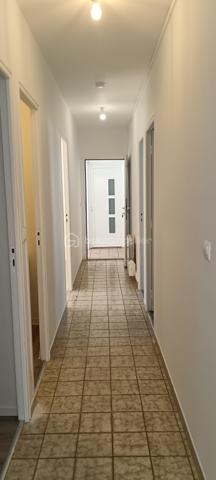 Découvrez ce charmant appartement de 89 m², idéalement situé à proximité immédiate de toutes commodités urbaines. 

Cet appartement se compose de 4 pièces principales, élégamment agencées, nichées au rez-de-chaussée d'une copropriété bien entretenue. Les espaces de vie s’articulent harmonieusement autour d'un séjour lumineux et convivial donnant sur une terrasse privative, parfait pour vos moments de détente. 
Avec ses trois chambres, cet appartement peut également convenir pour une colocation.
Deux espaces supplémentaires et indépendants vous permettront de stocker des affaires.
Vous trouverez également un box fermé pour garer votre voiture.

Les écoles se trouvent à 5mn à pieds.
La gare de Tournan-en-Brie est à 9mn à pieds.
Syndic bénévole.

Ce bien,  vous permet de vivre au cœur de la ville. Idéal pour une famille ou un couple cherchant un cadre de vie pratique et chaleureux. Ne tardez pas à visiter ce véritable bijou!

Suggestion d'aménagement intérieur par IA
