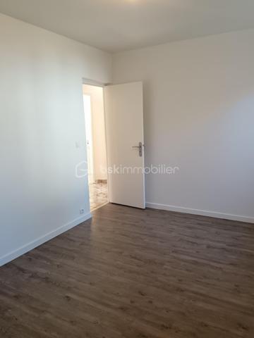 Découvrez ce charmant appartement de 89 m², idéalement situé à proximité immédiate de toutes commodités urbaines. 

Cet appartement se compose de 4 pièces principales, élégamment agencées, nichées au rez-de-chaussée d'une copropriété bien entretenue. Les espaces de vie s’articulent harmonieusement autour d'un séjour lumineux et convivial donnant sur une terrasse privative, parfait pour vos moments de détente. 
Avec ses trois chambres, cet appartement peut également convenir pour une colocation.
Deux espaces supplémentaires et indépendants vous permettront de stocker des affaires.
Vous trouverez également un box fermé pour garer votre voiture.

Les écoles se trouvent à 5mn à pieds.
La gare de Tournan-en-Brie est à 9mn à pieds.
Syndic bénévole.

Ce bien,  vous permet de vivre au cœur de la ville. Idéal pour une famille ou un couple cherchant un cadre de vie pratique et chaleureux. Ne tardez pas à visiter ce véritable bijou!

Suggestion d'aménagement intérieur par IA