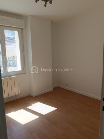 Découvrez ce charmant appartement de 89 m², idéalement situé à proximité immédiate de toutes commodités urbaines. 

Cet appartement se compose de 4 pièces principales, élégamment agencées, nichées au rez-de-chaussée d'une copropriété bien entretenue. Les espaces de vie s’articulent harmonieusement autour d'un séjour lumineux et convivial donnant sur une terrasse privative, parfait pour vos moments de détente. 
Avec ses trois chambres, cet appartement peut également convenir pour une colocation.
Deux espaces supplémentaires et indépendants vous permettront de stocker des affaires.
Vous trouverez également un box fermé pour garer votre voiture.

Les écoles se trouvent à 5mn à pieds.
La gare de Tournan-en-Brie est à 9mn à pieds.
Syndic bénévole.

Ce bien,  vous permet de vivre au cœur de la ville. Idéal pour une famille ou un couple cherchant un cadre de vie pratique et chaleureux. Ne tardez pas à visiter ce véritable bijou!

Suggestion d'aménagement intérieur par IA