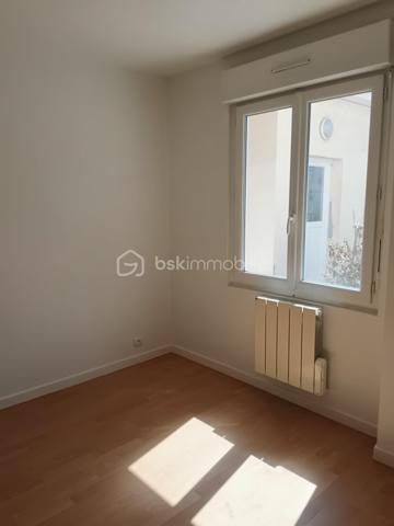 Découvrez ce charmant appartement de 89 m², idéalement situé à proximité immédiate de toutes commodités urbaines. 

Cet appartement se compose de 4 pièces principales, élégamment agencées, nichées au rez-de-chaussée d'une copropriété bien entretenue. Les espaces de vie s’articulent harmonieusement autour d'un séjour lumineux et convivial donnant sur une terrasse privative, parfait pour vos moments de détente. 
Avec ses trois chambres, cet appartement peut également convenir pour une colocation.
Deux espaces supplémentaires et indépendants vous permettront de stocker des affaires.
Vous trouverez également un box fermé pour garer votre voiture.

Les écoles se trouvent à 5mn à pieds.
La gare de Tournan-en-Brie est à 9mn à pieds.
Syndic bénévole.

Ce bien,  vous permet de vivre au cœur de la ville. Idéal pour une famille ou un couple cherchant un cadre de vie pratique et chaleureux. Ne tardez pas à visiter ce véritable bijou!

Suggestion d'aménagement intérieur par IA