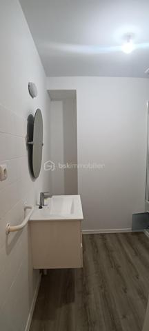 Découvrez ce charmant appartement de 89 m², idéalement situé à proximité immédiate de toutes commodités urbaines. 

Cet appartement se compose de 4 pièces principales, élégamment agencées, nichées au rez-de-chaussée d'une copropriété bien entretenue. Les espaces de vie s’articulent harmonieusement autour d'un séjour lumineux et convivial donnant sur une terrasse privative, parfait pour vos moments de détente. 
Avec ses trois chambres, cet appartement peut également convenir pour une colocation.
Deux espaces supplémentaires et indépendants vous permettront de stocker des affaires.
Vous trouverez également un box fermé pour garer votre voiture.

Les écoles se trouvent à 5mn à pieds.
La gare de Tournan-en-Brie est à 9mn à pieds.
Syndic bénévole.

Ce bien,  vous permet de vivre au cœur de la ville. Idéal pour une famille ou un couple cherchant un cadre de vie pratique et chaleureux. Ne tardez pas à visiter ce véritable bijou!

Suggestion d'aménagement intérieur par IA