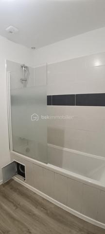 Découvrez ce charmant appartement de 89 m², idéalement situé à proximité immédiate de toutes commodités urbaines. 

Cet appartement se compose de 4 pièces principales, élégamment agencées, nichées au rez-de-chaussée d'une copropriété bien entretenue. Les espaces de vie s’articulent harmonieusement autour d'un séjour lumineux et convivial donnant sur une terrasse privative, parfait pour vos moments de détente. 
Avec ses trois chambres, cet appartement peut également convenir pour une colocation.
Deux espaces supplémentaires et indépendants vous permettront de stocker des affaires.
Vous trouverez également un box fermé pour garer votre voiture.

Les écoles se trouvent à 5mn à pieds.
La gare de Tournan-en-Brie est à 9mn à pieds.
Syndic bénévole.

Ce bien,  vous permet de vivre au cœur de la ville. Idéal pour une famille ou un couple cherchant un cadre de vie pratique et chaleureux. Ne tardez pas à visiter ce véritable bijou!

Suggestion d'aménagement intérieur par IA