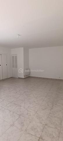 Découvrez ce charmant appartement de 89 m², idéalement situé à proximité immédiate de toutes commodités urbaines. 

Cet appartement se compose de 4 pièces principales, élégamment agencées, nichées au rez-de-chaussée d'une copropriété bien entretenue. Les espaces de vie s’articulent harmonieusement autour d'un séjour lumineux et convivial donnant sur une terrasse privative, parfait pour vos moments de détente. 
Avec ses trois chambres, cet appartement peut également convenir pour une colocation.
Deux espaces supplémentaires et indépendants vous permettront de stocker des affaires.
Vous trouverez également un box fermé pour garer votre voiture.

Les écoles se trouvent à 5mn à pieds.
La gare de Tournan-en-Brie est à 9mn à pieds.
Syndic bénévole.

Ce bien,  vous permet de vivre au cœur de la ville. Idéal pour une famille ou un couple cherchant un cadre de vie pratique et chaleureux. Ne tardez pas à visiter ce véritable bijou!

Suggestion d'aménagement intérieur par IA