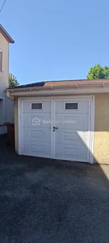 Découvrez ce charmant appartement de 89 m², idéalement situé à proximité immédiate de toutes commodités urbaines. 

Cet appartement se compose de 4 pièces principales, élégamment agencées, nichées au rez-de-chaussée d'une copropriété bien entretenue. Les espaces de vie s’articulent harmonieusement autour d'un séjour lumineux et convivial donnant sur une terrasse privative, parfait pour vos moments de détente. 
Avec ses trois chambres, cet appartement peut également convenir pour une colocation.
Deux espaces supplémentaires et indépendants vous permettront de stocker des affaires.
Vous trouverez également un box fermé pour garer votre voiture.

Les écoles se trouvent à 5mn à pieds.
La gare de Tournan-en-Brie est à 9mn à pieds.
Syndic bénévole.

Ce bien,  vous permet de vivre au cœur de la ville. Idéal pour une famille ou un couple cherchant un cadre de vie pratique et chaleureux. Ne tardez pas à visiter ce véritable bijou!

Suggestion d'aménagement intérieur par IA