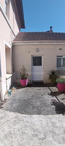 Découvrez ce charmant appartement de 89 m², idéalement situé à proximité immédiate de toutes commodités urbaines. 

Cet appartement se compose de 4 pièces principales, élégamment agencées, nichées au rez-de-chaussée d'une copropriété bien entretenue. Les espaces de vie s’articulent harmonieusement autour d'un séjour lumineux et convivial donnant sur une terrasse privative, parfait pour vos moments de détente. 
Avec ses trois chambres, cet appartement peut également convenir pour une colocation.
Deux espaces supplémentaires et indépendants vous permettront de stocker des affaires.
Vous trouverez également un box fermé pour garer votre voiture.

Les écoles se trouvent à 5mn à pieds.
La gare de Tournan-en-Brie est à 9mn à pieds.
Syndic bénévole.

Ce bien,  vous permet de vivre au cœur de la ville. Idéal pour une famille ou un couple cherchant un cadre de vie pratique et chaleureux. Ne tardez pas à visiter ce véritable bijou!

Suggestion d'aménagement intérieur par IA