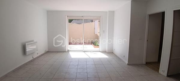 Découvrez ce charmant appartement de 89 m², idéalement situé à proximité immédiate de toutes commodités urbaines. 

Cet appartement se compose de 4 pièces principales, élégamment agencées, nichées au rez-de-chaussée d'une copropriété bien entretenue. Les espaces de vie s’articulent harmonieusement autour d'un séjour lumineux et convivial donnant sur une terrasse privative, parfait pour vos moments de détente. 
Avec ses trois chambres, cet appartement peut également convenir pour une colocation.
Deux espaces supplémentaires et indépendants vous permettront de stocker des affaires.
Vous trouverez également un box fermé pour garer votre voiture.

Les écoles se trouvent à 5mn à pieds.
La gare de Tournan-en-Brie est à 9mn à pieds.
Syndic bénévole.

Ce bien,  vous permet de vivre au cœur de la ville. Idéal pour une famille ou un couple cherchant un cadre de vie pratique et chaleureux. Ne tardez pas à visiter ce véritable bijou!

Suggestion d'aménagement intérieur par IA