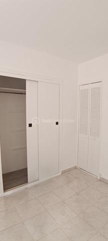 Découvrez ce charmant appartement de 89 m², idéalement situé à proximité immédiate de toutes commodités urbaines. 

Cet appartement se compose de 4 pièces principales, élégamment agencées, nichées au rez-de-chaussée d'une copropriété bien entretenue. Les espaces de vie s’articulent harmonieusement autour d'un séjour lumineux et convivial donnant sur une terrasse privative, parfait pour vos moments de détente. 
Avec ses trois chambres, cet appartement peut également convenir pour une colocation.
Deux espaces supplémentaires et indépendants vous permettront de stocker des affaires.
Vous trouverez également un box fermé pour garer votre voiture.

Les écoles se trouvent à 5mn à pieds.
La gare de Tournan-en-Brie est à 9mn à pieds.
Syndic bénévole.

Ce bien,  vous permet de vivre au cœur de la ville. Idéal pour une famille ou un couple cherchant un cadre de vie pratique et chaleureux. Ne tardez pas à visiter ce véritable bijou!

Suggestion d'aménagement intérieur par IA