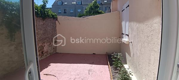 Découvrez ce charmant appartement de 89 m², idéalement situé à proximité immédiate de toutes commodités urbaines. 

Cet appartement se compose de 4 pièces principales, élégamment agencées, nichées au rez-de-chaussée d'une copropriété bien entretenue. Les espaces de vie s’articulent harmonieusement autour d'un séjour lumineux et convivial donnant sur une terrasse privative, parfait pour vos moments de détente. 
Avec ses trois chambres, cet appartement peut également convenir pour une colocation.
Deux espaces supplémentaires et indépendants vous permettront de stocker des affaires.
Vous trouverez également un box fermé pour garer votre voiture.

Les écoles se trouvent à 5mn à pieds.
La gare de Tournan-en-Brie est à 9mn à pieds.
Syndic bénévole.

Ce bien,  vous permet de vivre au cœur de la ville. Idéal pour une famille ou un couple cherchant un cadre de vie pratique et chaleureux. Ne tardez pas à visiter ce véritable bijou!

Suggestion d'aménagement intérieur par IA