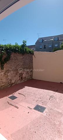 Découvrez ce charmant appartement de 89 m², idéalement situé à proximité immédiate de toutes commodités urbaines. 

Cet appartement se compose de 4 pièces principales, élégamment agencées, nichées au rez-de-chaussée d'une copropriété bien entretenue. Les espaces de vie s’articulent harmonieusement autour d'un séjour lumineux et convivial donnant sur une terrasse privative, parfait pour vos moments de détente. 
Avec ses trois chambres, cet appartement peut également convenir pour une colocation.
Deux espaces supplémentaires et indépendants vous permettront de stocker des affaires.
Vous trouverez également un box fermé pour garer votre voiture.

Les écoles se trouvent à 5mn à pieds.
La gare de Tournan-en-Brie est à 9mn à pieds.
Syndic bénévole.

Ce bien,  vous permet de vivre au cœur de la ville. Idéal pour une famille ou un couple cherchant un cadre de vie pratique et chaleureux. Ne tardez pas à visiter ce véritable bijou!

Suggestion d'aménagement intérieur par IA