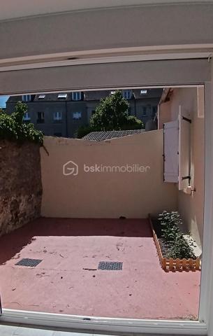 Découvrez ce charmant appartement de 89 m², idéalement situé à proximité immédiate de toutes commodités urbaines. 

Cet appartement se compose de 4 pièces principales, élégamment agencées, nichées au rez-de-chaussée d'une copropriété bien entretenue. Les espaces de vie s’articulent harmonieusement autour d'un séjour lumineux et convivial donnant sur une terrasse privative, parfait pour vos moments de détente. 
Avec ses trois chambres, cet appartement peut également convenir pour une colocation.
Deux espaces supplémentaires et indépendants vous permettront de stocker des affaires.
Vous trouverez également un box fermé pour garer votre voiture.

Les écoles se trouvent à 5mn à pieds.
La gare de Tournan-en-Brie est à 9mn à pieds.
Syndic bénévole.

Ce bien,  vous permet de vivre au cœur de la ville. Idéal pour une famille ou un couple cherchant un cadre de vie pratique et chaleureux. Ne tardez pas à visiter ce véritable bijou!

Suggestion d'aménagement intérieur par IA