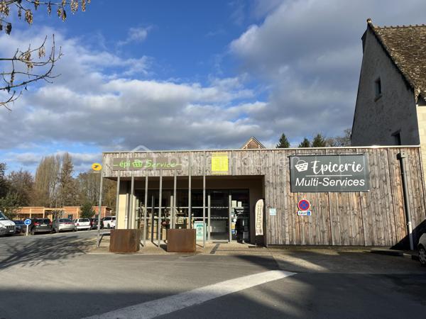 Cause départ à la retraite, cède épicerie multi-services non franchisée, en centre-bourg de Vallières-les-Grandes (Loir-et-Cher) et grand parking.
Local récent, climatisé, aux normes, avec surface de vente de 104 m², comprenant bureau, réserve, chambre froide et quai de livraison. 
Sécurité renforcée (porte automatique, rideau sécurisé, alarme) et mobilier récent, prêt à l’exploitation. 
Loyer attractif de 240 € par mois.
Chiffre d’affaires stable entre 265 000 € et 300 000 € annuels, avec une clientèle fidélisée.
 Idéalement situé dans une région touristique (Loire à Vélo), à proximité d’Amboise, Pontlevoy, Montrichard, Chenonceau, Blois, Saint Aignan : zoo de Beauval.

Offre complète : épicerie classique (boissons, fruits, légumes, hygiène) ainsi que des produits artisanaux locaux.
Services proposés : gaz, dépôt boulangerie, relais poste, retrait espèces, relais colis Pickup, sandwicherie, …
Horaires : mardi à dimanche (8h30-12h30, 15h30-19h), dimanche matin 8h30-12h30,
 5 semaines de fermeture par an.
Perspectives développement possible : rôtisserie, glaces artisanales.