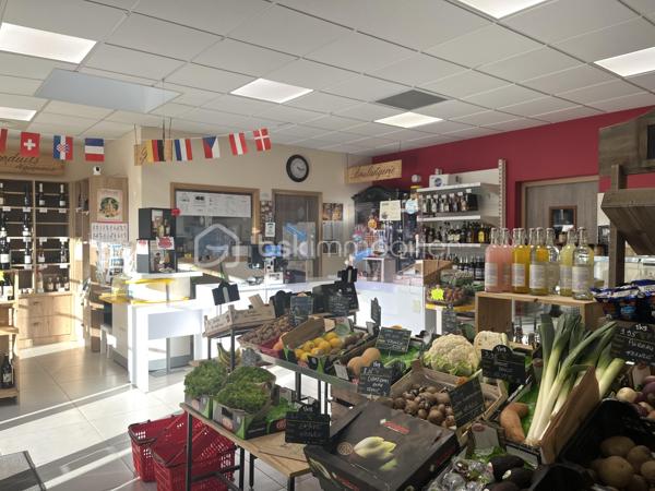 Cause départ à la retraite, cède épicerie multi-services non franchisée, en centre-bourg de Vallières-les-Grandes (Loir-et-Cher) et grand parking.
Local récent, climatisé, aux normes, avec surface de vente de 104 m², comprenant bureau, réserve, chambre froide et quai de livraison. 
Sécurité renforcée (porte automatique, rideau sécurisé, alarme) et mobilier récent, prêt à l’exploitation. 
Loyer attractif de 240 € par mois.
Chiffre d’affaires stable entre 265 000 € et 300 000 € annuels, avec une clientèle fidélisée.
 Idéalement situé dans une région touristique (Loire à Vélo), à proximité d’Amboise, Pontlevoy, Montrichard, Chenonceau, Blois, Saint Aignan : zoo de Beauval.

Offre complète : épicerie classique (boissons, fruits, légumes, hygiène) ainsi que des produits artisanaux locaux.
Services proposés : gaz, dépôt boulangerie, relais poste, retrait espèces, relais colis Pickup, sandwicherie, …
Horaires : mardi à dimanche (8h30-12h30, 15h30-19h), dimanche matin 8h30-12h30,
 5 semaines de fermeture par an.
Perspectives développement possible : rôtisserie, glaces artisanales.