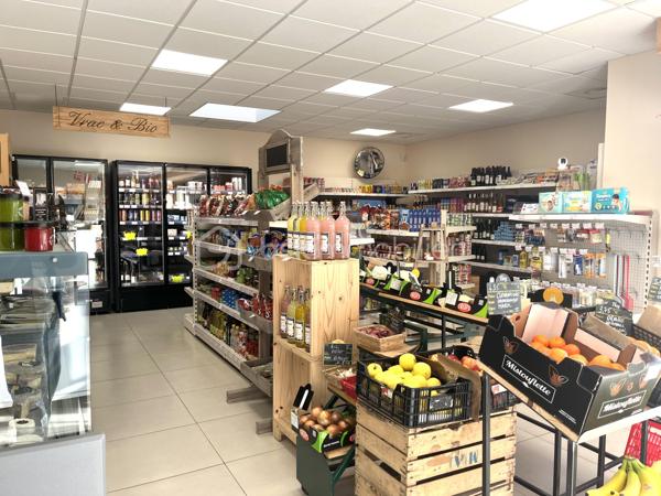 Cause départ à la retraite, cède épicerie multi-services non franchisée, en centre-bourg de Vallières-les-Grandes (Loir-et-Cher) et grand parking.
Local récent, climatisé, aux normes, avec surface de vente de 104 m², comprenant bureau, réserve, chambre froide et quai de livraison. 
Sécurité renforcée (porte automatique, rideau sécurisé, alarme) et mobilier récent, prêt à l’exploitation. 
Loyer attractif de 240 € par mois.
Chiffre d’affaires stable entre 265 000 € et 300 000 € annuels, avec une clientèle fidélisée.
 Idéalement situé dans une région touristique (Loire à Vélo), à proximité d’Amboise, Pontlevoy, Montrichard, Chenonceau, Blois, Saint Aignan : zoo de Beauval.

Offre complète : épicerie classique (boissons, fruits, légumes, hygiène) ainsi que des produits artisanaux locaux.
Services proposés : gaz, dépôt boulangerie, relais poste, retrait espèces, relais colis Pickup, sandwicherie, …
Horaires : mardi à dimanche (8h30-12h30, 15h30-19h), dimanche matin 8h30-12h30,
 5 semaines de fermeture par an.
Perspectives développement possible : rôtisserie, glaces artisanales.