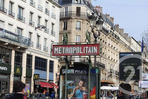 à vendre  200 m 2   PARIS  - 75018