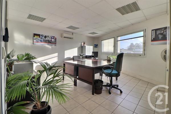 à vendre  200 m 2   PARIS  - 75018