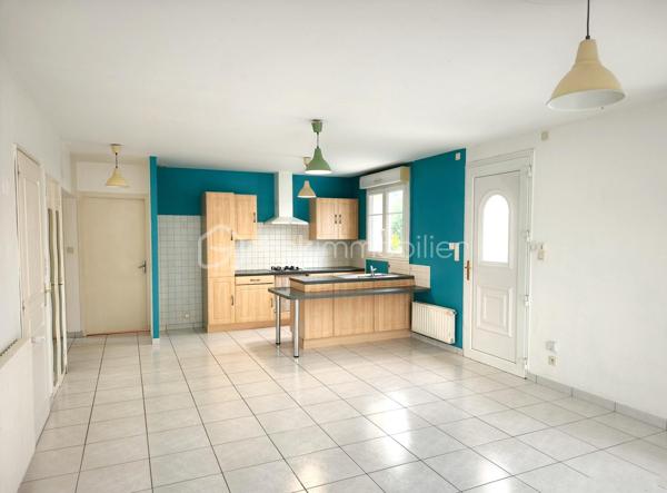 EN EXCLUSIVITÉ - Pour investisseur ou résidence principale, découvrez ce joli pavillon de 1970... Parfaitement situé sur la commune de Montjean à 10 minutes de Saint-Berthevin et à 20 minutes de Laval. Cette maison de plain-pied de 80 m², une face mitoyenne, offre un cadre de vie idéal pour une famille. Nous commencerons la visite par une cuisine aménagée et équipée ouverte sur le salon-séjour lumineux pour une surface totale de 36,5 m².
Coté nuit, 2 chambres de 12,5 et 9 m². Une salle d'eau fonctionnelle de 3,5 m² avec douche et meuble une vasque. Un toilette séparé.
Une lingerie de 15 m², Un grenier aménageable.
Coté extérieur, vous pourrez profiter d'un beau jardin clos et arboré de 510 m², un abri de jardin.
Eléments techniques : Chauffage électrique, menuiseries PVC double vitrage. Isolation par l'extérieur de 2009.
Alors désireux d'en savoir plus sur cette maison de plain-pied ? Appelez-moi...