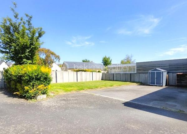 EN EXCLUSIVITÉ - Pour investisseur ou résidence principale, découvrez ce joli pavillon de 1970... Parfaitement situé sur la commune de Montjean à 10 minutes de Saint-Berthevin et à 20 minutes de Laval. Cette maison de plain-pied de 80 m², une face mitoyenne, offre un cadre de vie idéal pour une famille. Nous commencerons la visite par une cuisine aménagée et équipée ouverte sur le salon-séjour lumineux pour une surface totale de 36,5 m².
Coté nuit, 2 chambres de 12,5 et 9 m². Une salle d'eau fonctionnelle de 3,5 m² avec douche et meuble une vasque. Un toilette séparé.
Une lingerie de 15 m², Un grenier aménageable.
Coté extérieur, vous pourrez profiter d'un beau jardin clos et arboré de 510 m², un abri de jardin.
Eléments techniques : Chauffage électrique, menuiseries PVC double vitrage. Isolation par l'extérieur de 2009.
Alors désireux d'en savoir plus sur cette maison de plain-pied ? Appelez-moi...