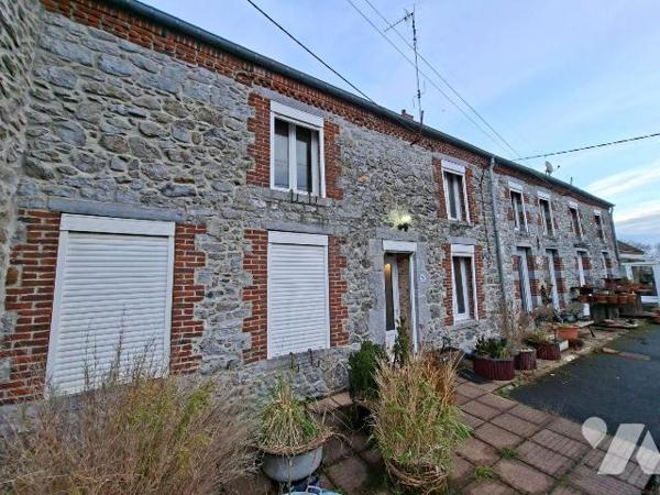 Maison de caractère en pierres, de 200 m2 habitable sur et avec 1304 m2, comprenant :
- au rez...