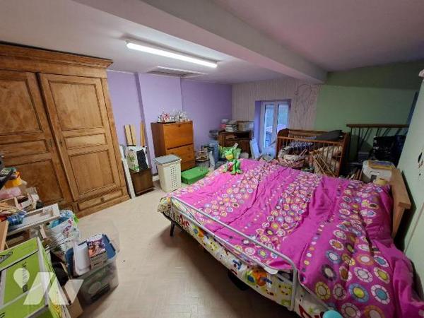 Maison de caractère en pierres, de 200 m2 habitable sur et avec 1304 m2, comprenant :
- au rez...