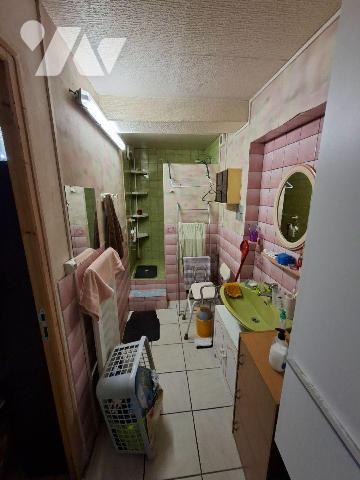 Maison de caractère en pierres, de 200 m2 habitable sur et avec 1304 m2, comprenant :
- au rez...