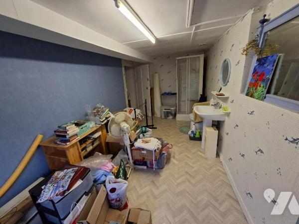 Maison de caractère en pierres, de 200 m2 habitable sur et avec 1304 m2, comprenant :
- au rez...