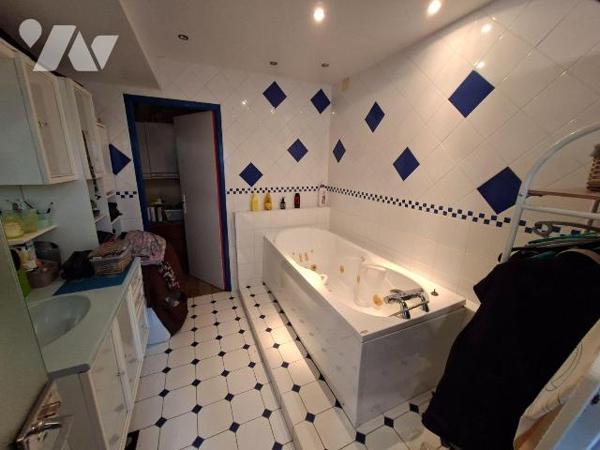 Maison de caractère en pierres, de 200 m2 habitable sur et avec 1304 m2, comprenant :
- au rez...