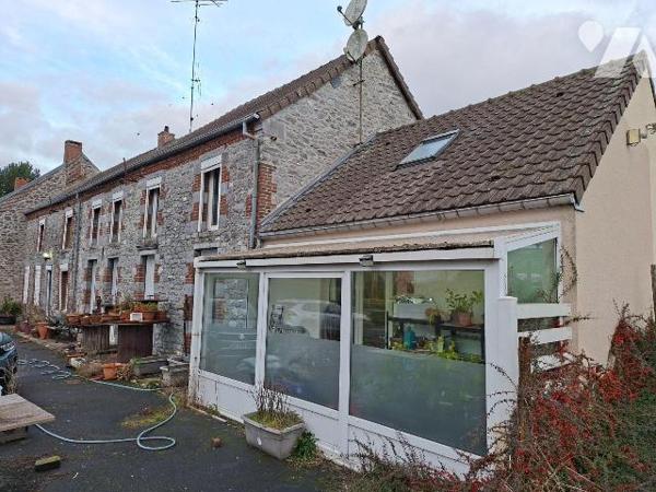Maison de caractère en pierres, de 200 m2 habitable sur et avec 1304 m2, comprenant :
- au rez...