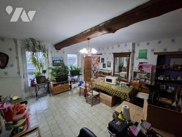 Maison de caractère en pierres, de 200 m2 habitable sur et avec 1304 m2, comprenant :
- au rez...