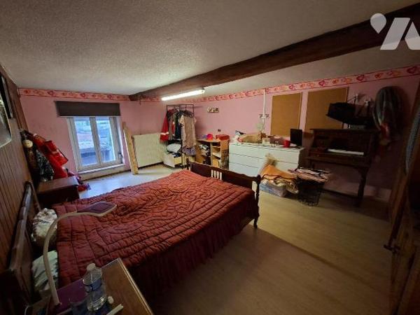 Maison de caractère en pierres, de 200 m2 habitable sur et avec 1304 m2, comprenant :
- au rez...