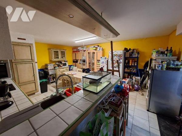 Maison de caractère en pierres, de 200 m2 habitable sur et avec 1304 m2, comprenant :
- au rez...