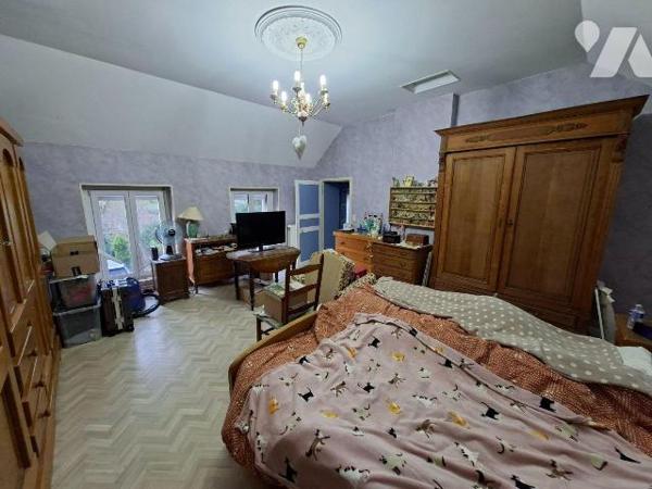 Maison de caractère en pierres, de 200 m2 habitable sur et avec 1304 m2, comprenant :
- au rez...