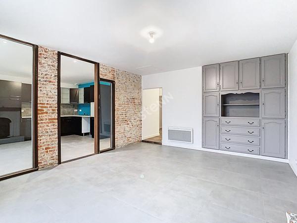 Venez découvrir sans tarder cette charmante maison de hameau située à Gorges, à seulement 7 minutes de l'axe Nantes?Cholet, 5 minutes de Clisson et 6 minutes de Vallet.