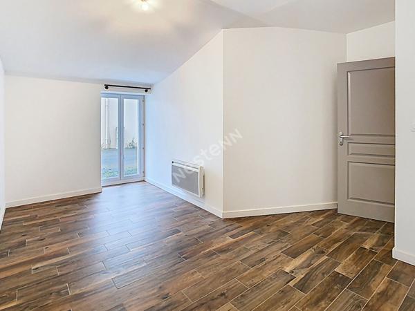 Venez découvrir sans tarder cette charmante maison de hameau située à Gorges, à seulement 7 minutes de l'axe Nantes?Cholet, 5 minutes de Clisson et 6 minutes de Vallet.