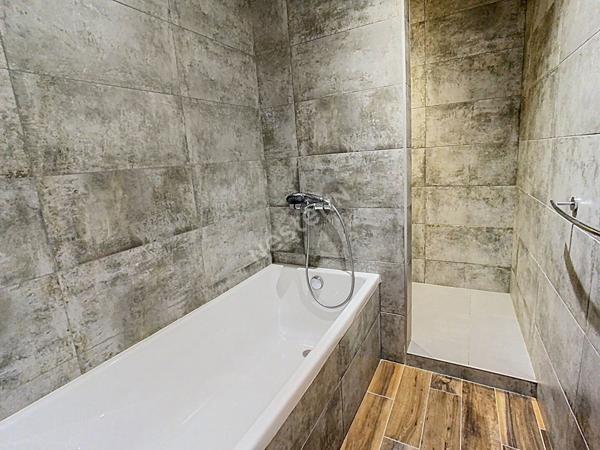 Venez découvrir sans tarder cette charmante maison de hameau située à Gorges, à seulement 7 minutes de l'axe Nantes?Cholet, 5 minutes de Clisson et 6 minutes de Vallet.