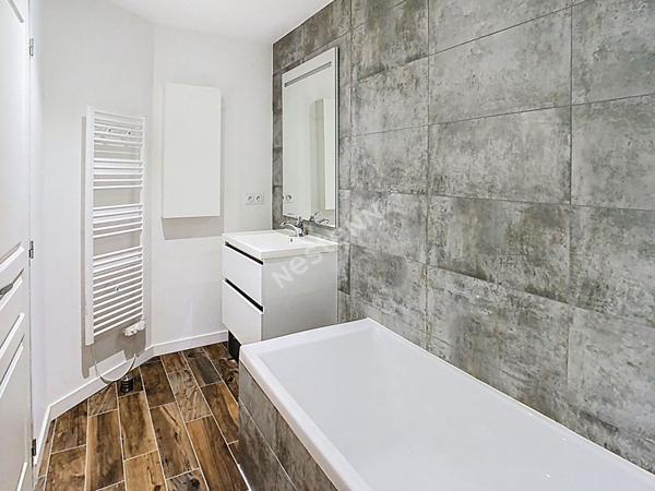 Venez découvrir sans tarder cette charmante maison de hameau située à Gorges, à seulement 7 minutes de l'axe Nantes?Cholet, 5 minutes de Clisson et 6 minutes de Vallet.