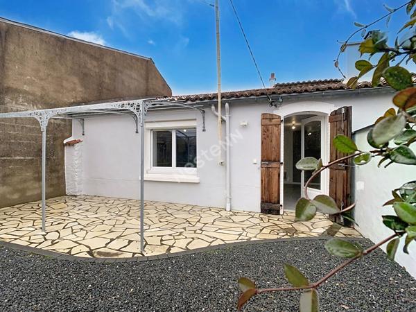 Venez découvrir sans tarder cette charmante maison de hameau située à Gorges, à seulement 7 minutes de l'axe Nantes?Cholet, 5 minutes de Clisson et 6 minutes de Vallet.