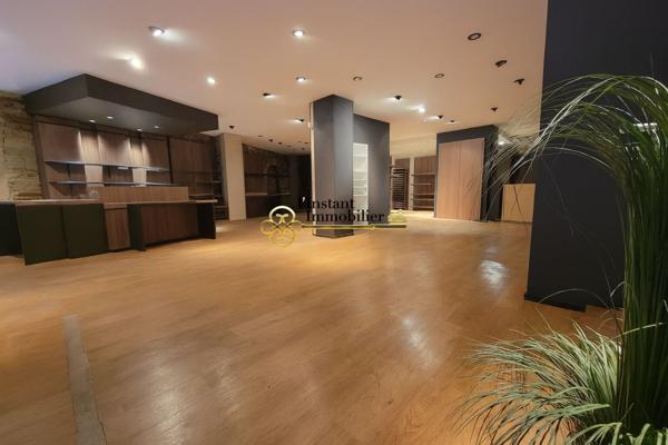 Espace commercial rénové avec murs en pierres - 176 m2