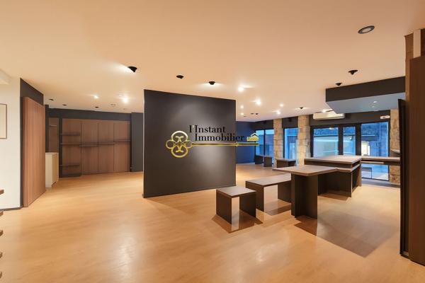Espace commercial rénové avec murs en pierres - 176 m2
