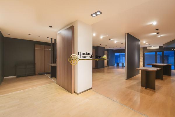 Espace commercial rénové avec murs en pierres - 176 m2