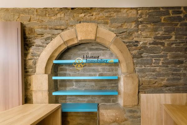 Espace commercial rénové avec murs en pierres - 176 m2