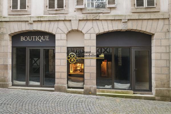 Espace commercial rénové avec murs en pierres - 176 m2