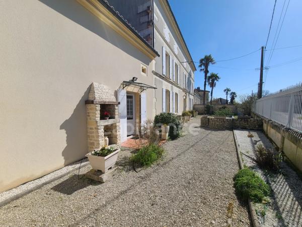 Maison de charme de 255m² proche de MATHA (17)