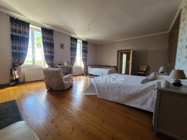 Maison de charme de 255m² proche de MATHA (17)