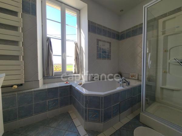 Maison de charme de 255m² proche de MATHA (17)