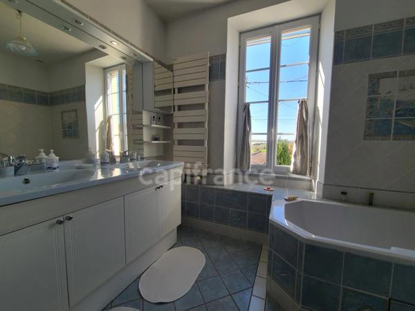 Maison de charme de 255m² proche de MATHA (17)